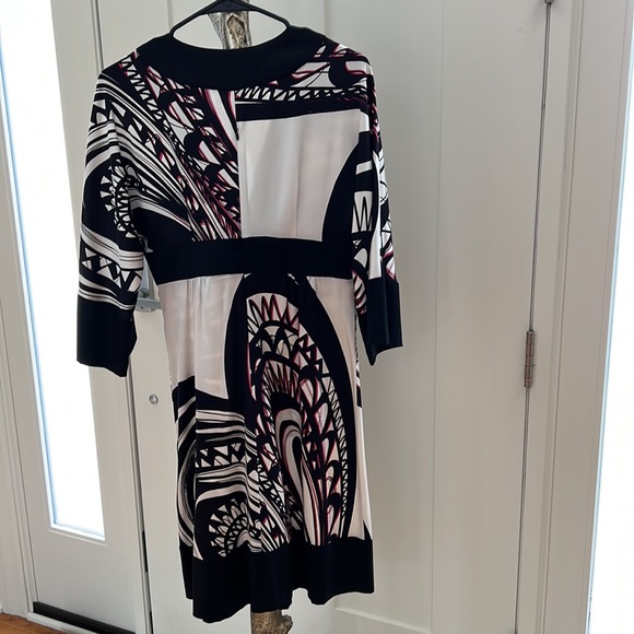 Trina Turk like new silk spandex print dress size 6. Light weight versatile - Picture 4 of 6